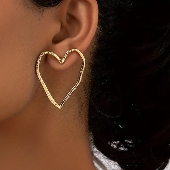 NEW| Women’s Large Hollow Heart Shaped Stud Earrings - Picture 3 of 6
